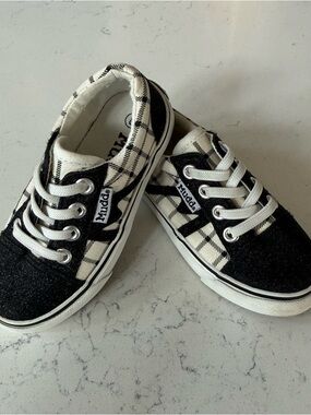 Mudd Kids Black & White Plaid Lace-Up Sneakers